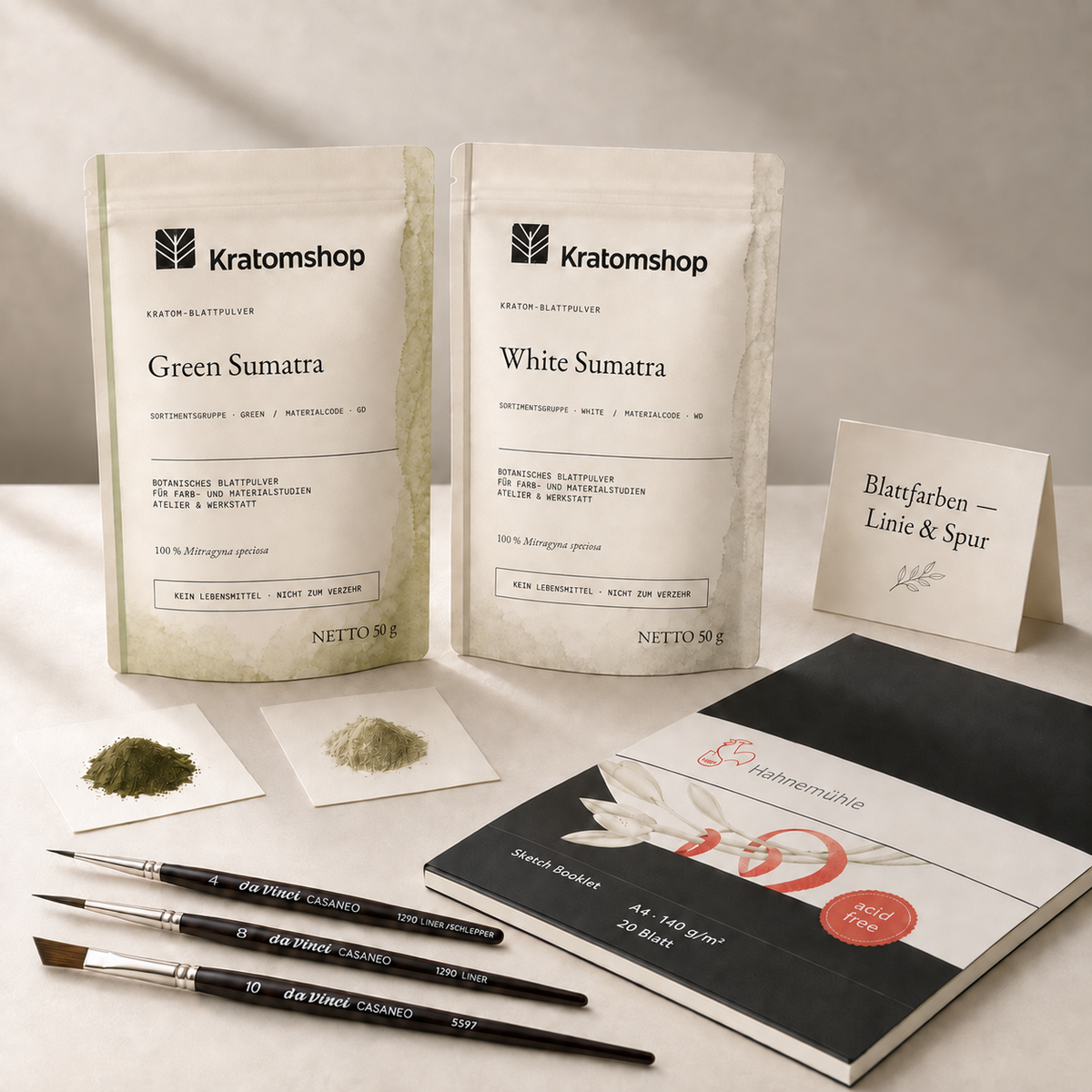 Blattfarben — Linie & Spur mit Green Sumatra GD und White Sumatra WD als Kratom-Blattpulver, Hahnemühle-Skizzenheft und drei da Vinci-Pinseln